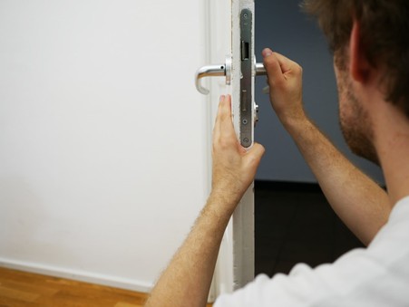 how long does it generally take to complete a locksmith service